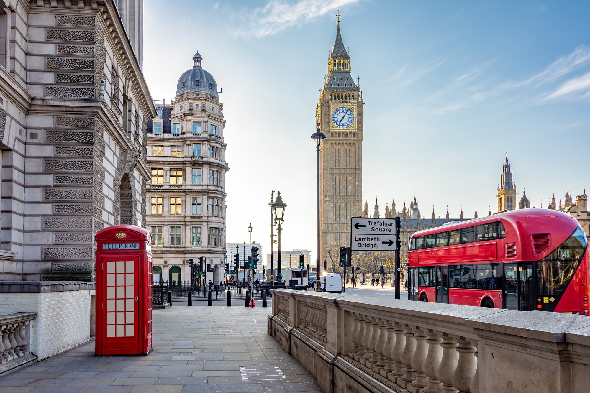 Cabine telefônica vermelha e ônibus em frente à torre Big Ben, Londres, Reino Unido