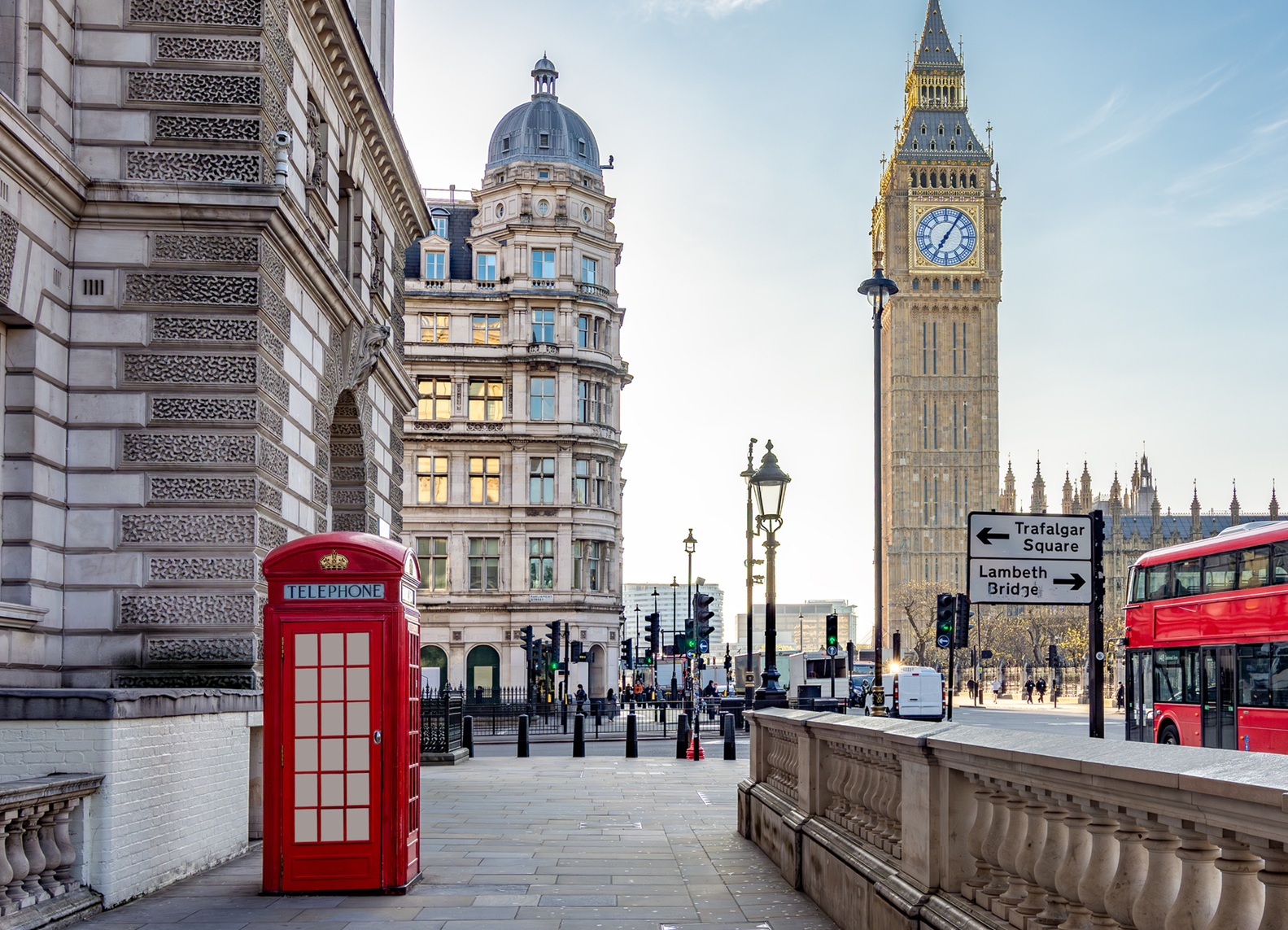 Cabine telefônica vermelha e ônibus em frente à torre Big Ben, Londres, Reino Unido